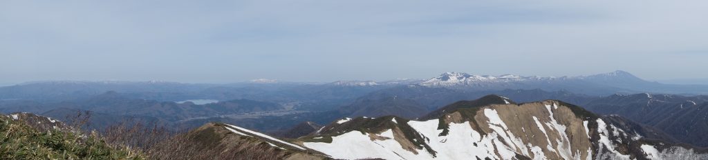 羽後朝日岳頂上から岩手山